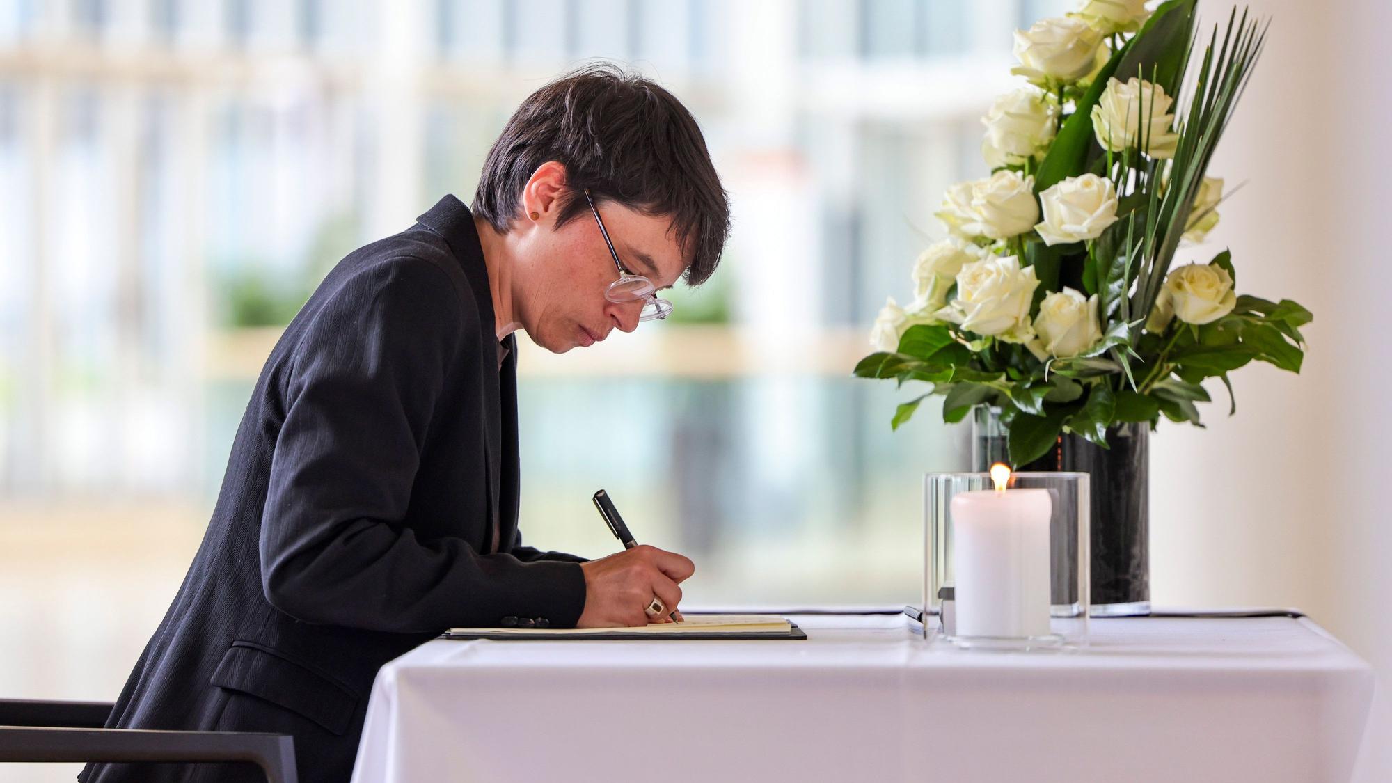 Düsseldorf: Josefine Paul (Bündnis 90/Die Grünen), Ministerin für Kinder, Jugend, Familie, Flucht und Integration in Nordrhein-Westfalen, trägt sich in ein Kondolenzbuch vor dem Plenumssaal ein im Anschluss an eine Sondersitzung des Landtags zum Anschlag in Solingen.