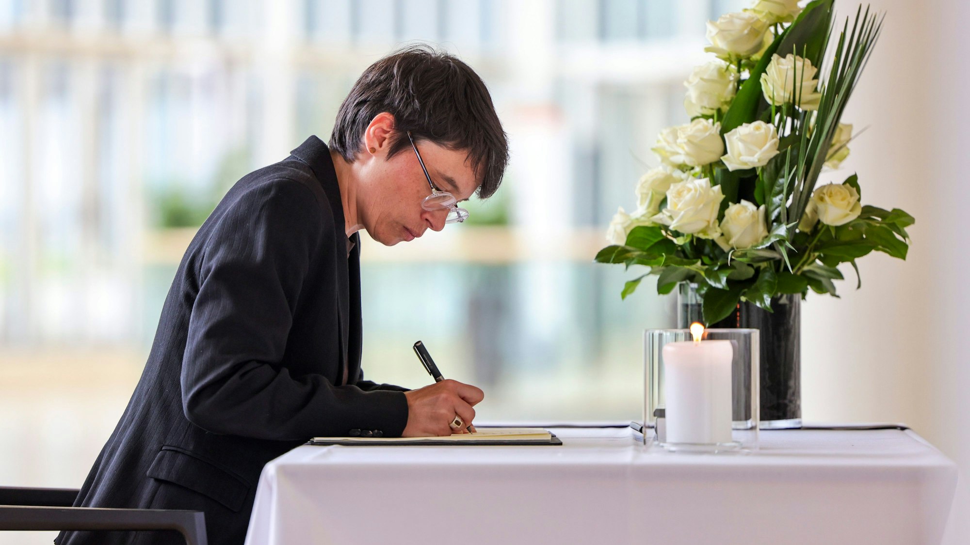 Düsseldorf: Josefine Paul (Bündnis 90/Die Grünen), Ministerin für Kinder, Jugend, Familie, Flucht und Integration in Nordrhein-Westfalen, trägt sich in ein Kondolenzbuch vor dem Plenumssaal ein im Anschluss an eine Sondersitzung des Landtags zum Anschlag in Solingen.