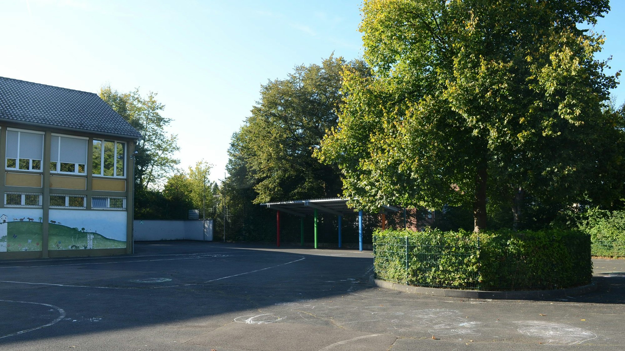 Ein Schulhof in der Abendsonne.