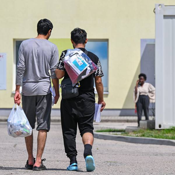 Zwei Migranten gehen über das Gelände der Zentralen Erstaufnahmeeinrichtung für Asylbewerber.