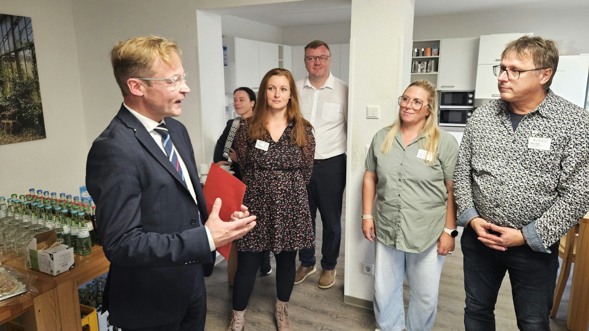 Staatssekretär Daniel Sieveke unterhält sich mit Mitarbeitern des HPZ in Gemünd