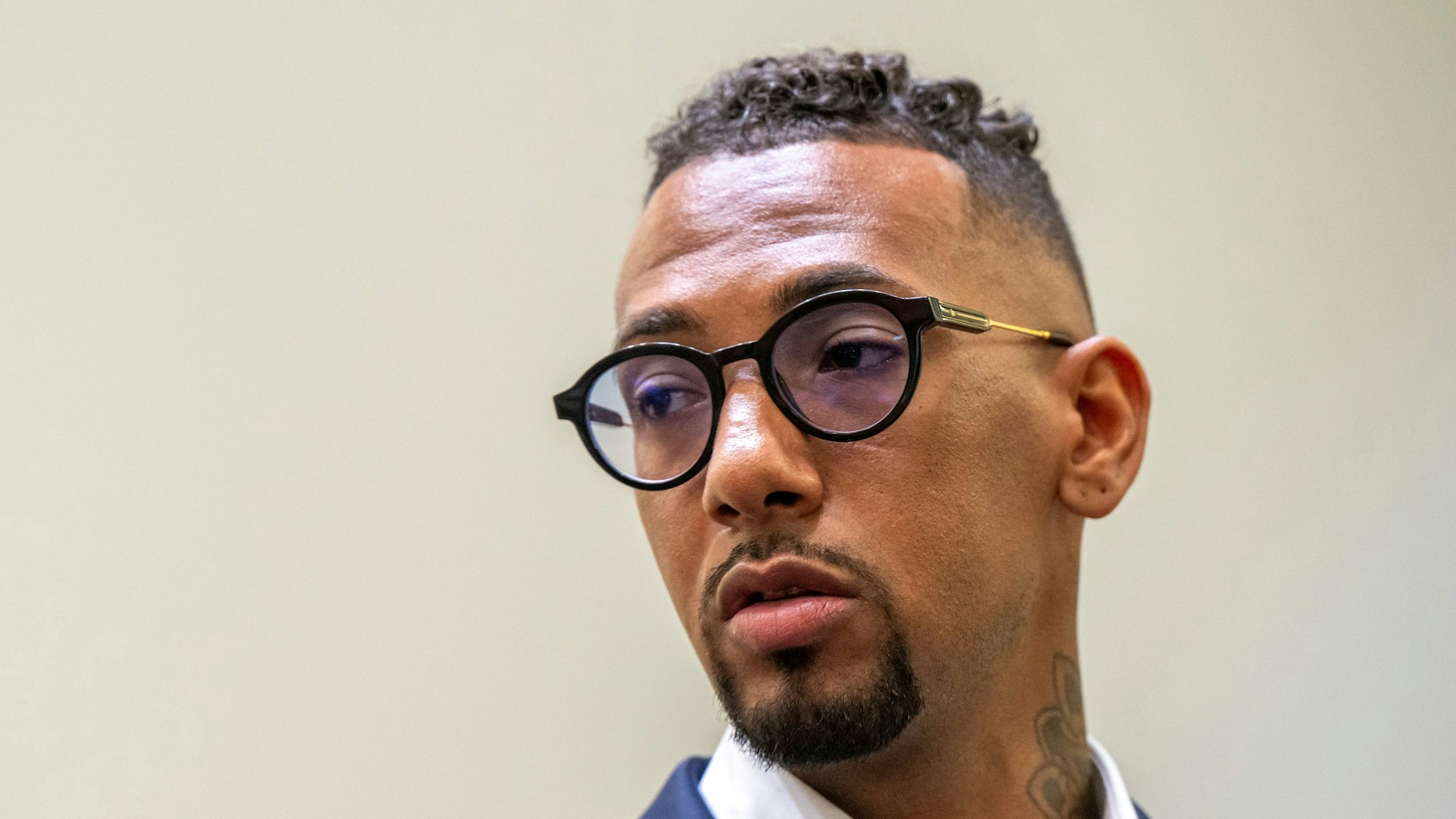 Jérôme Boateng, Fußball-Profi, steht im Landgericht im Gerichtssaal.