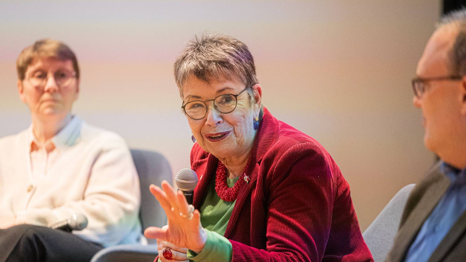 Barbara Schock-Werner spricht in ein Mikro.