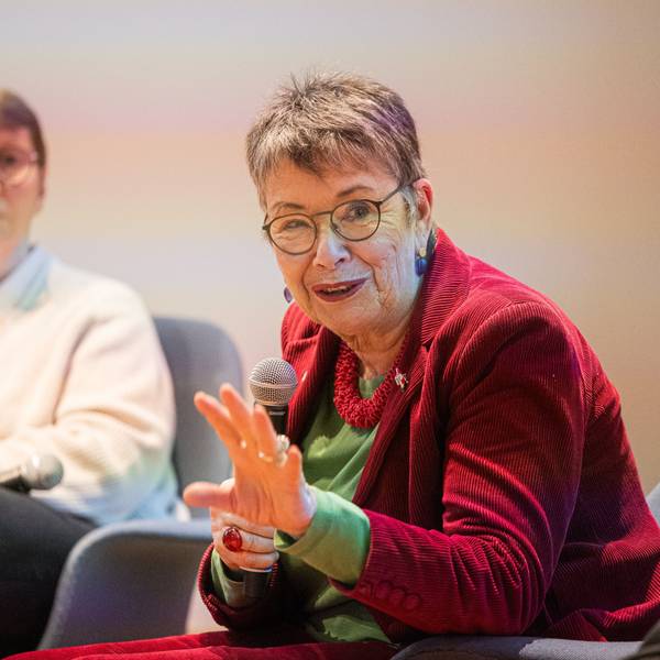 Barbara Schock-Werner spricht in ein Mikro.