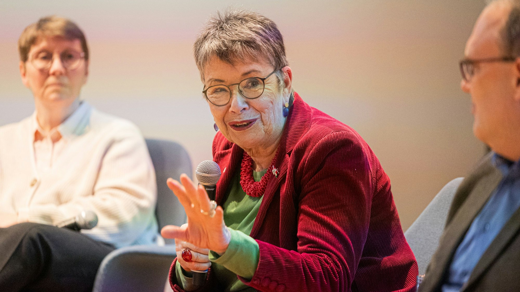 Barbara Schock-Werner spricht in ein Mikro.