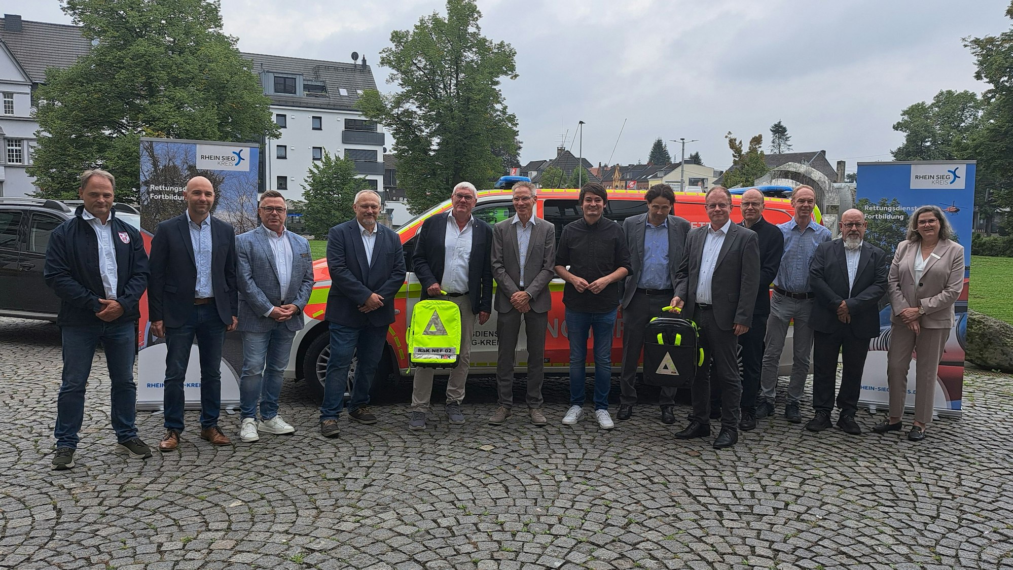 Vertreter des Rhein-Sieg-Kreises, der Städte Hennef und Bornheim, der Uniklinik Bonn und der Rettungsdienste informierten jetzt über die Optimierung der notärztlichen Versorgung in der Region.