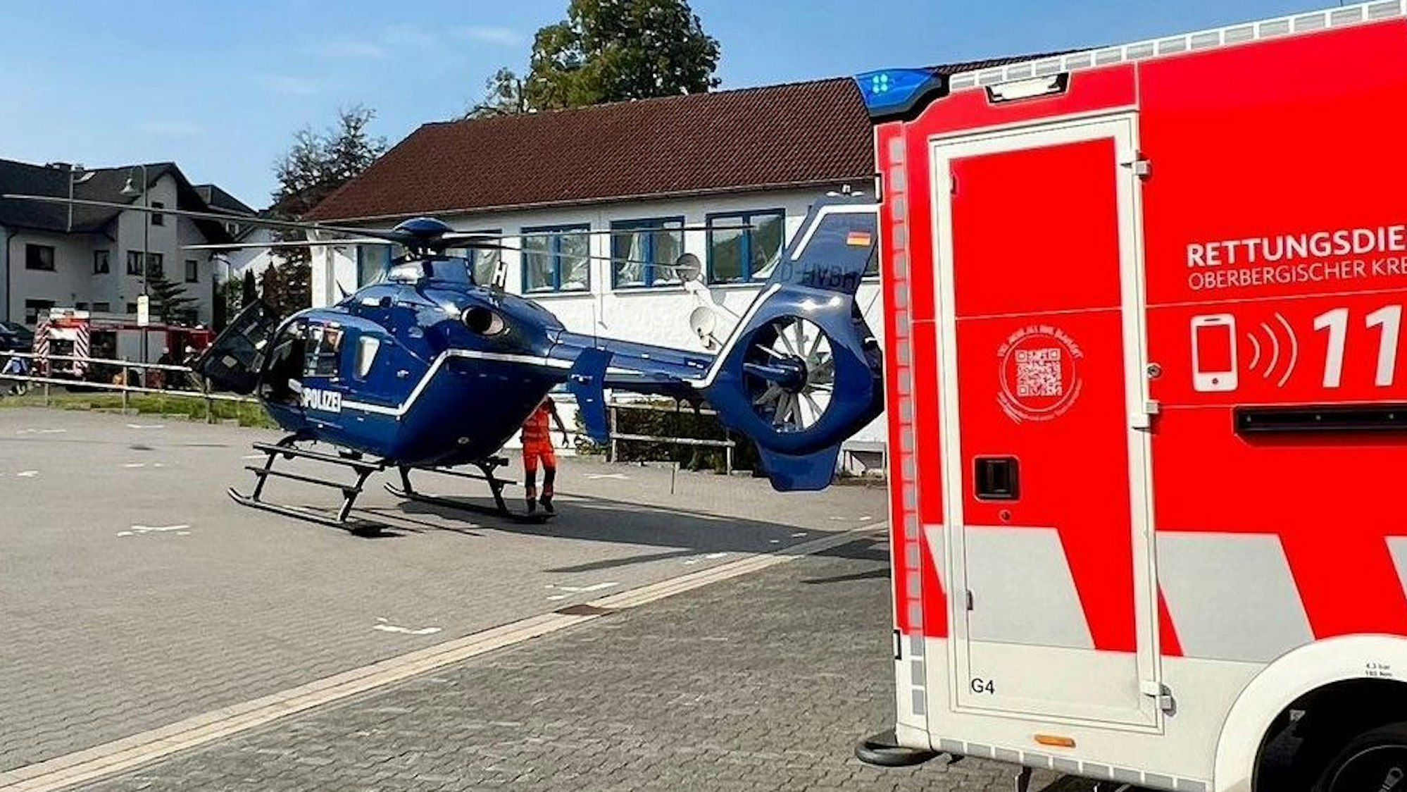 Der Kölner Rettungshubschrauber „Christoph Rheinland“ landete vor dem Gerätehaus der Freiwilligen Feuerwehr in Morsbach. Die Unfallstelle war keine 50 Meter entfernt davon.