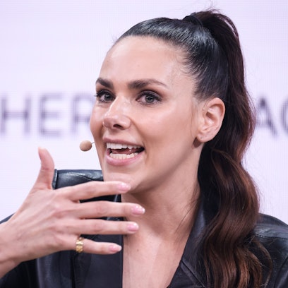 Esther Sedlaczek, Moderatorin ARD, spricht auf einer Bühne auf der Digital- und Marketingmesse OMR in den Messehallen.