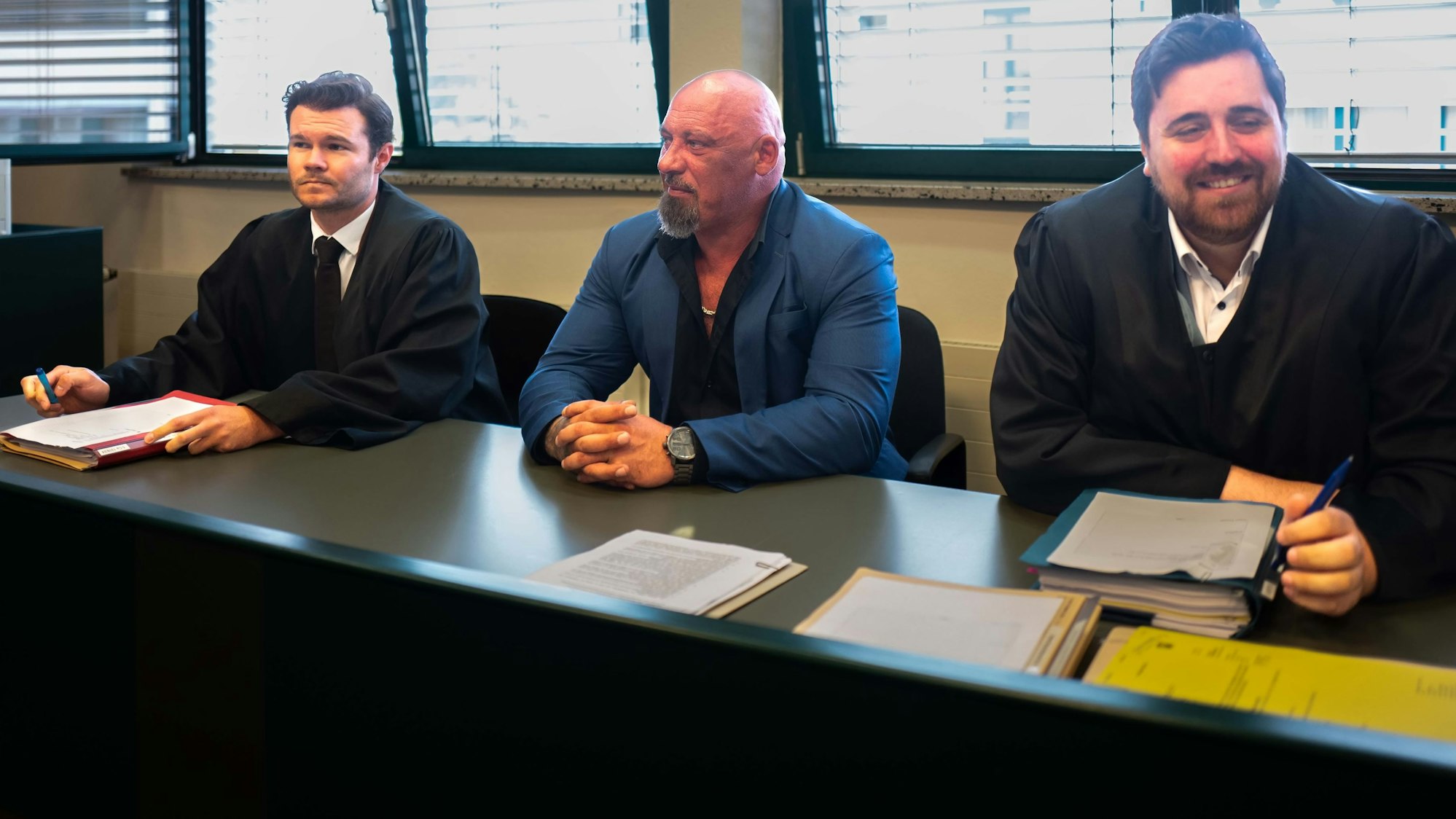 Das Bild zeigt Michael Betke und seine Anwälte im Euskirchener Gericht.