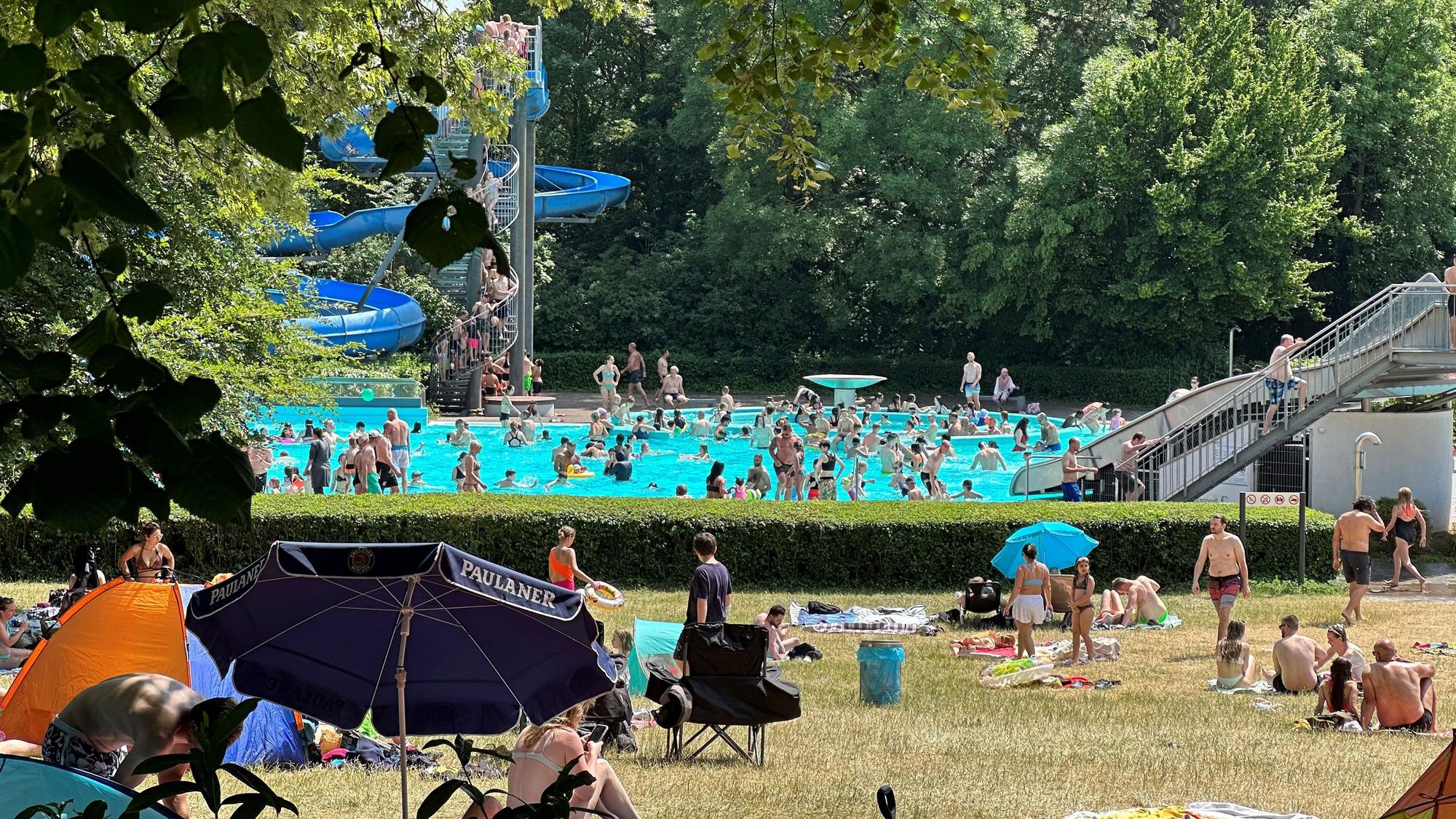 Sommerlicher Betrieb in einem Freibad.