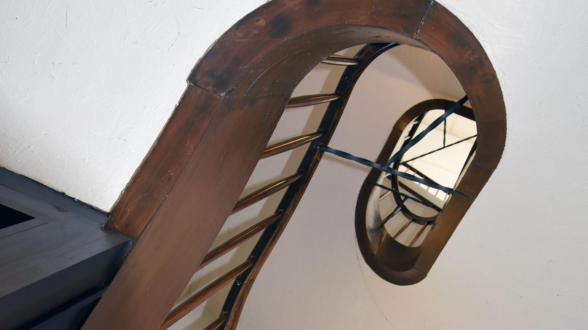 Das Foto zeigt eine alte Treppe.