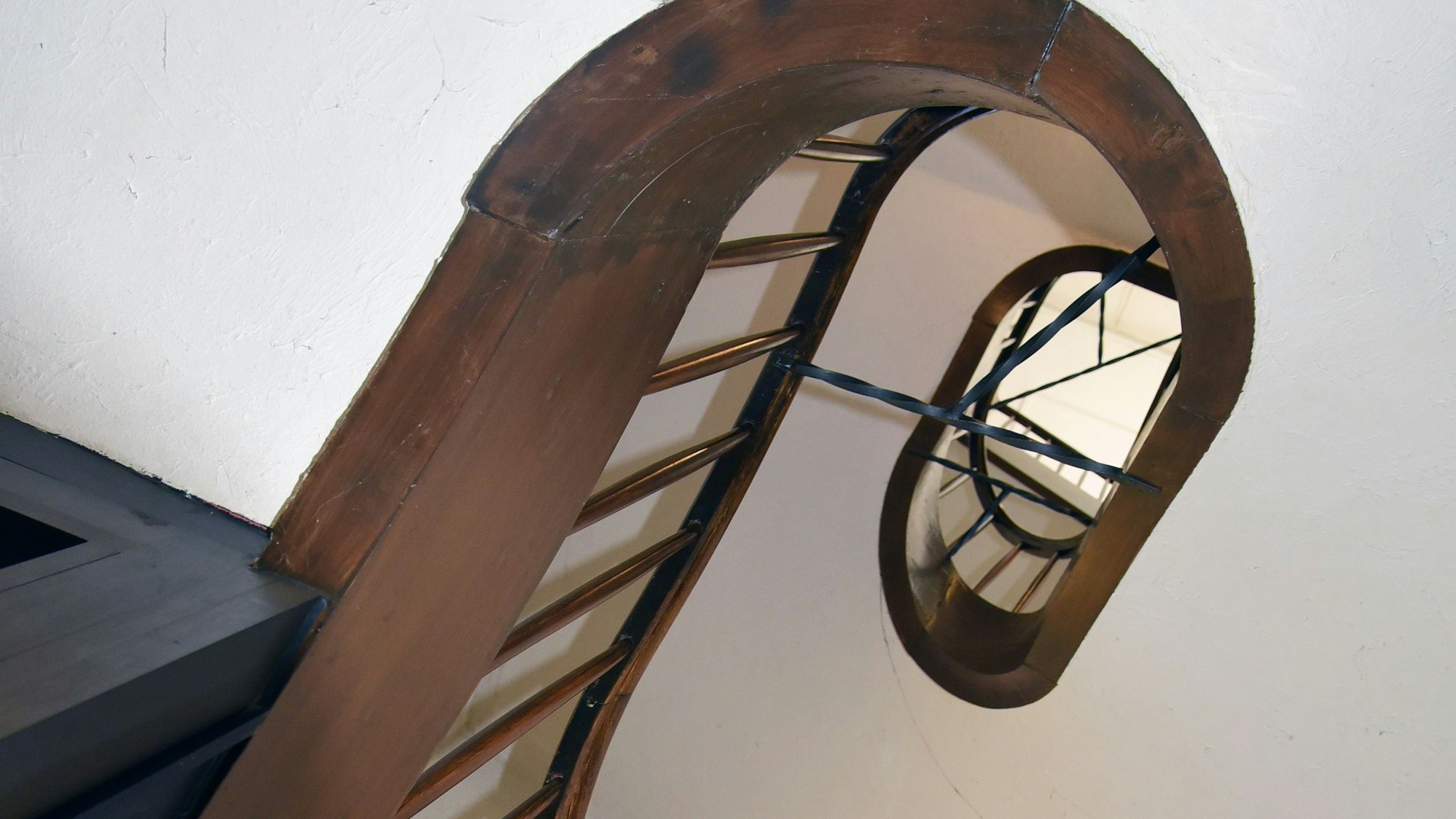 Das Foto zeigt eine alte Treppe.