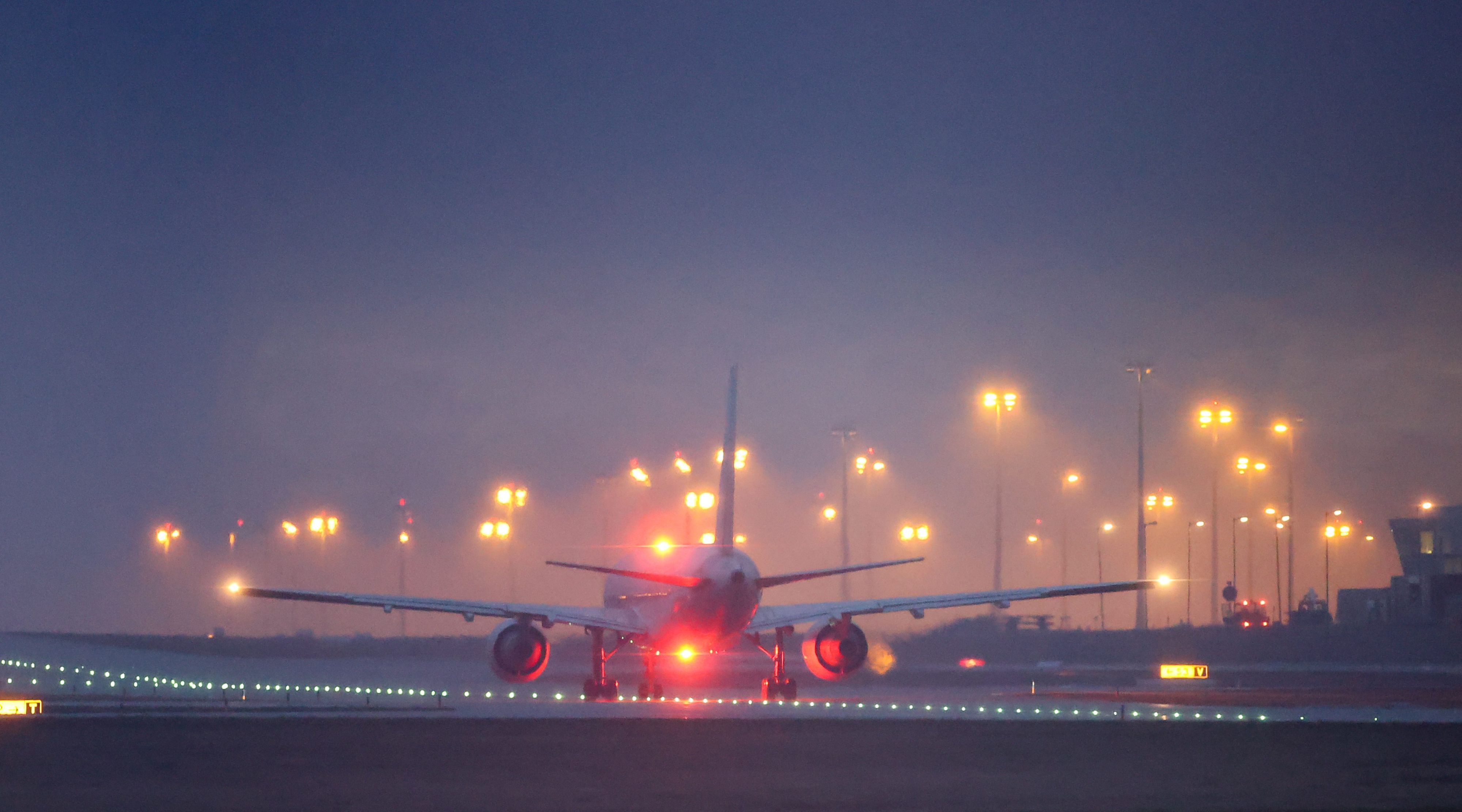 Ein Flugzeug startet vom Flughafen Leipzig/Halle (Symbolbild)