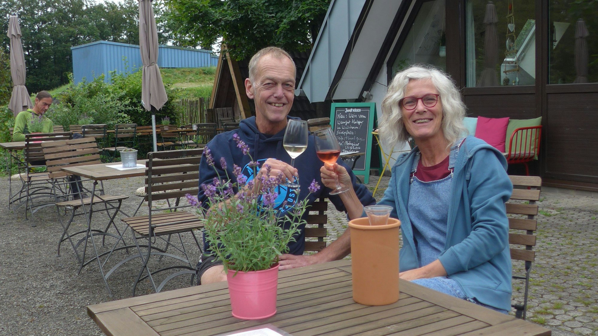 Bettina Schröder und Markus Penz bewirten das Waldlokal im Schatten des Aussichtsturms "Auf dem Lindchen"