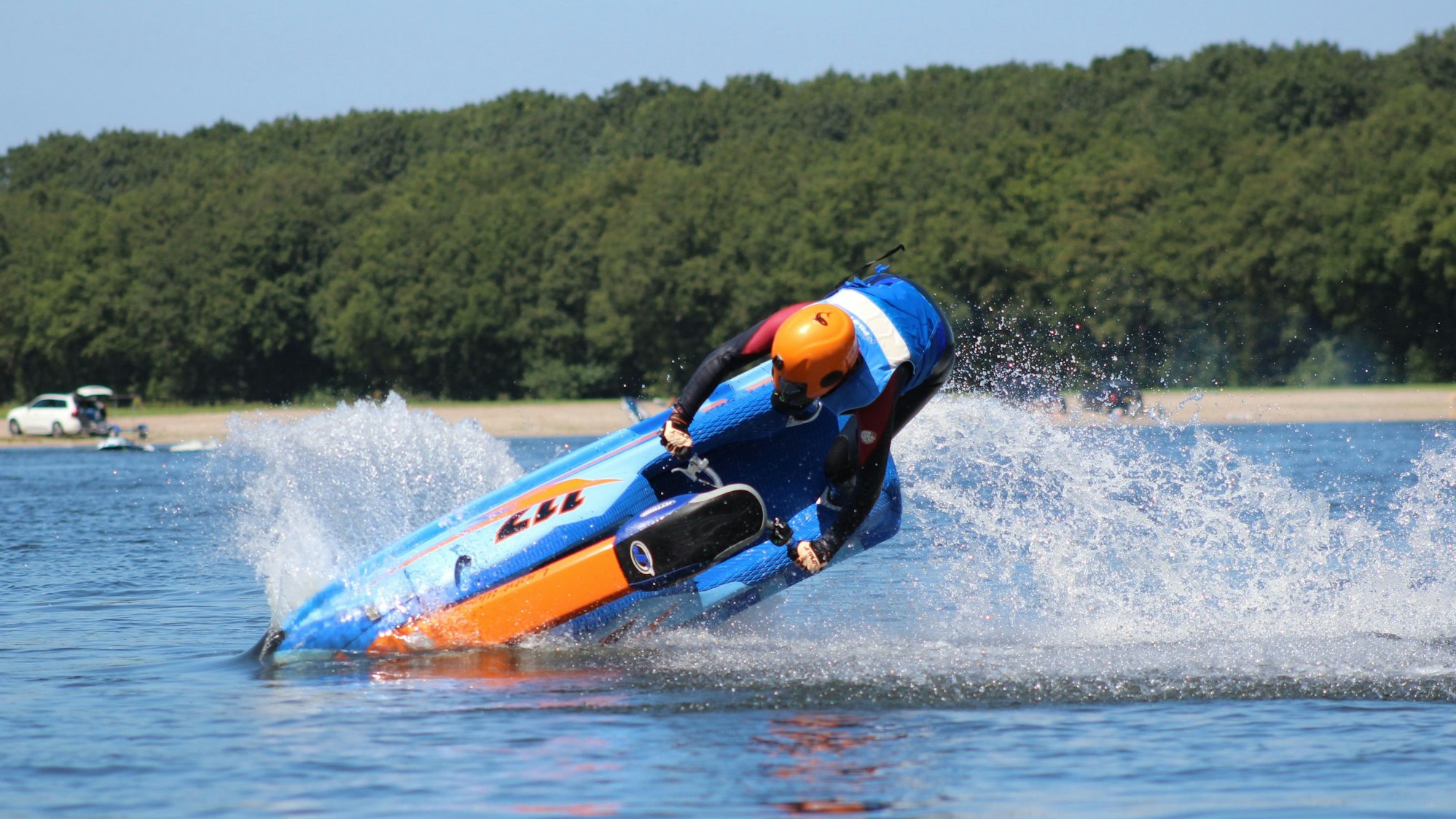 Eine junge Frau bremst ihren Jetski abrupt im Wasser ab.