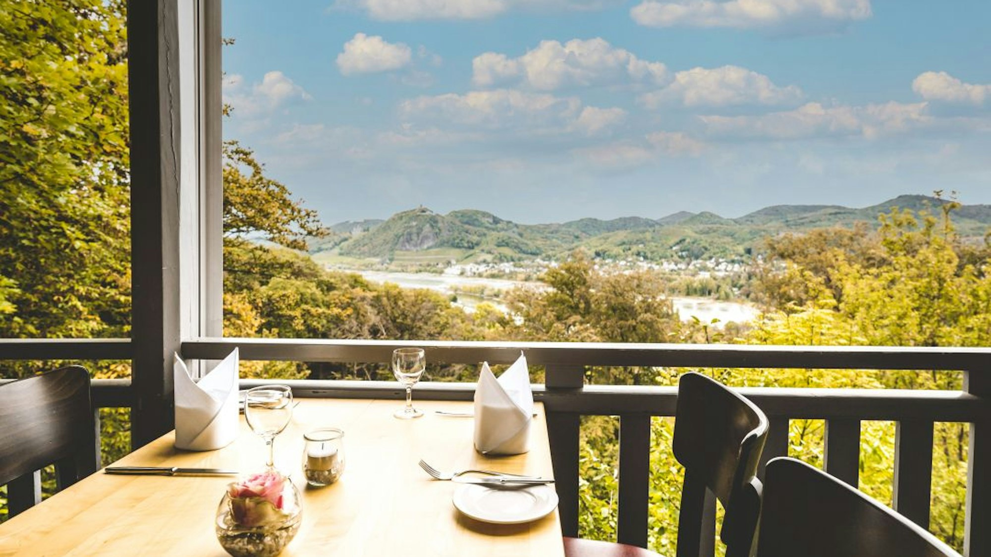 Eine spektakuläre Aussicht genießen die Besucher des Restaurant Rolandsbogen