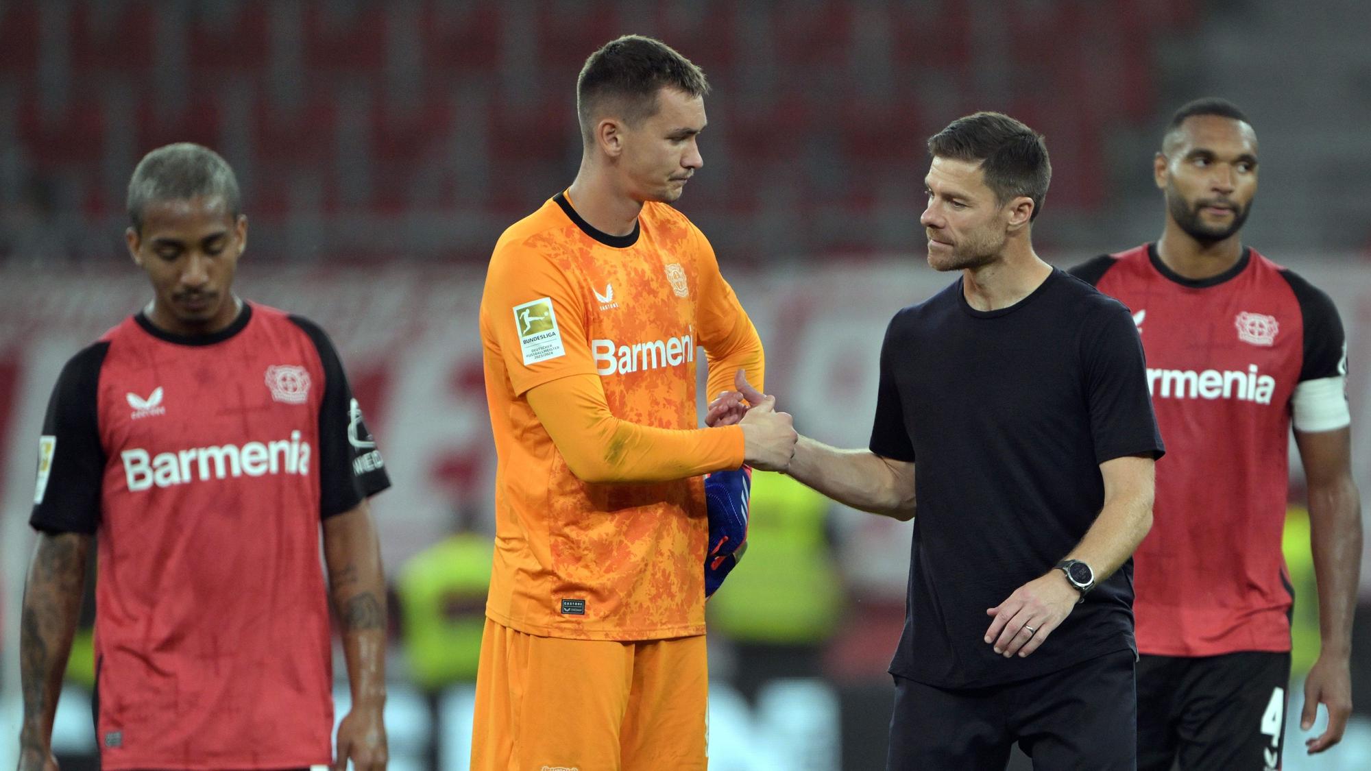 Die Leverkusener Profis inklusive Trainer Xabi Alonso sind enttäuscht über die Niederlage.