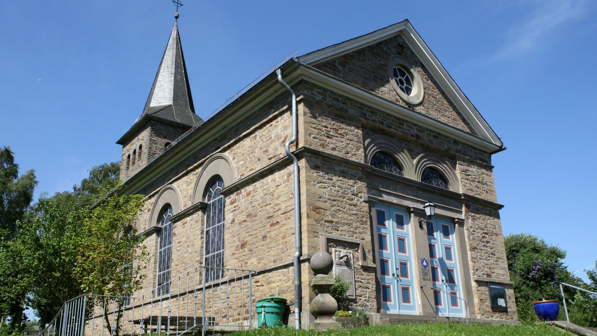 Auf einem Hügel ist eine Kirche im klassizistischen Stil zu sehen.