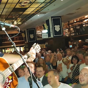 Der 700. Auftritt von Björn Heuser im Gaffel am Dom. Mehrere Hundert Gäste kamen zum Mitsingkonzert. Der Eintritt war wie immer frei.