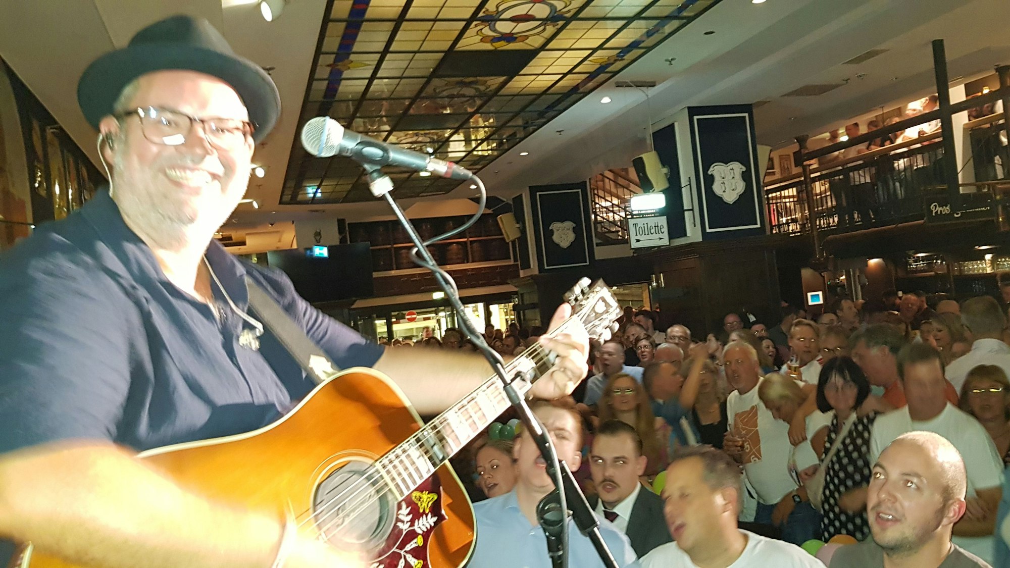 Der 700. Auftritt von Björn Heuser im Gaffel am Dom. Mehrere Hundert Gäste kamen zum Mitsingkonzert. Der Eintritt war wie immer frei.