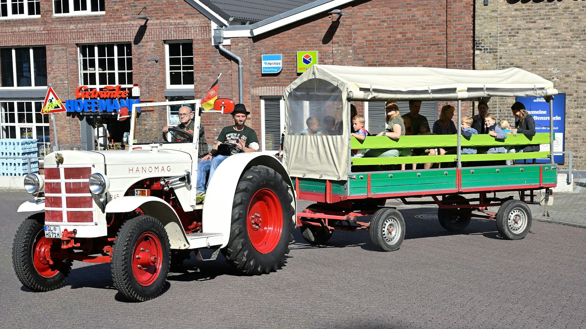 Ein Trekker-Shuttle steht auf dem Parkplatz an der Locher Mühle in Bergisch Gladbach.