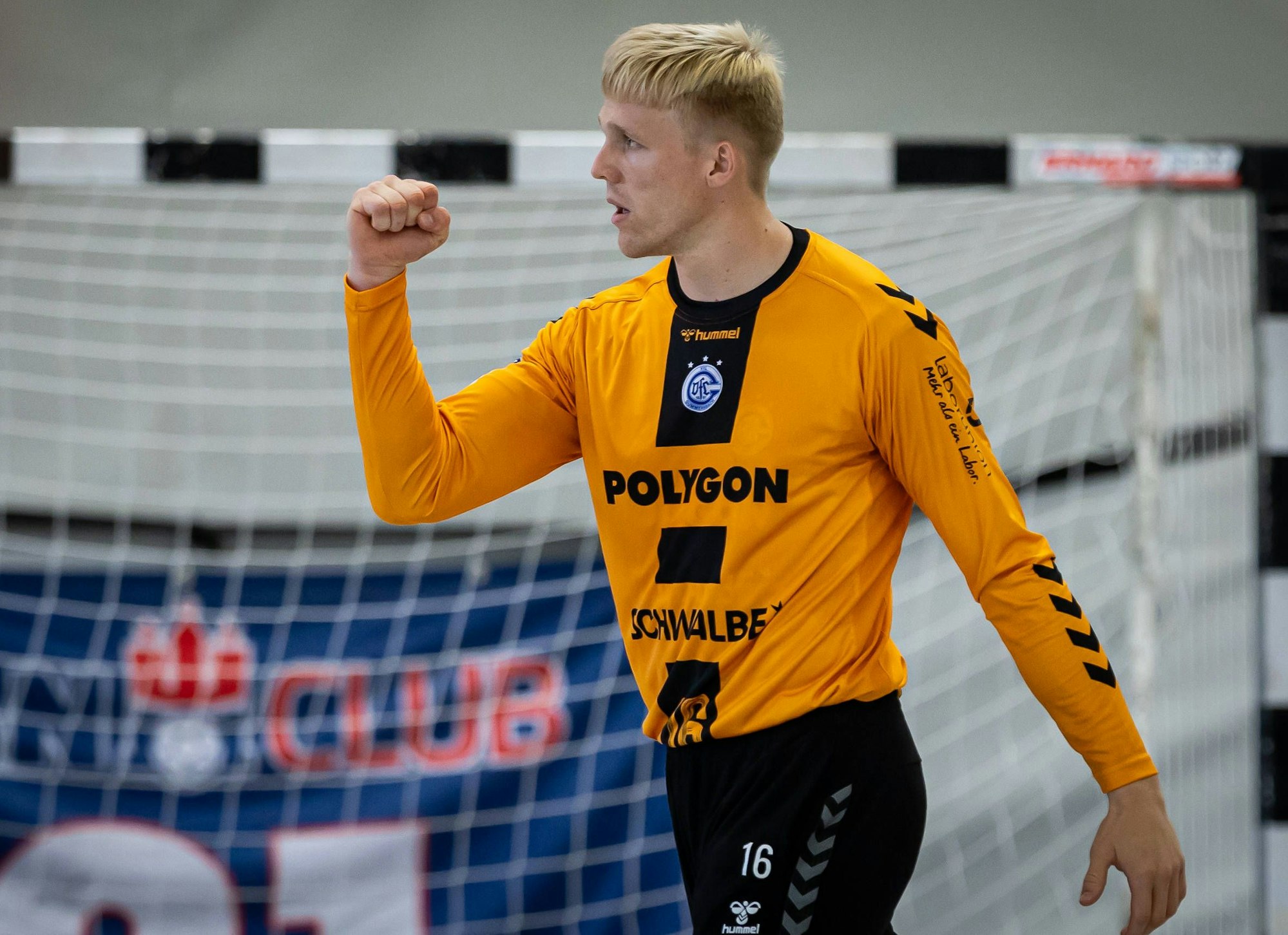 VfL-Torhüter Bertram Obling ballt die rechte Faust.