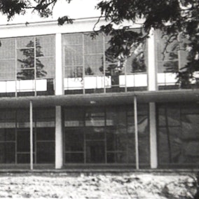 Das Bild ist eine historische Aufnahme in Schwarz-Weiß. Es zeigt den Bau der Turnhalle im Jahr 1957.