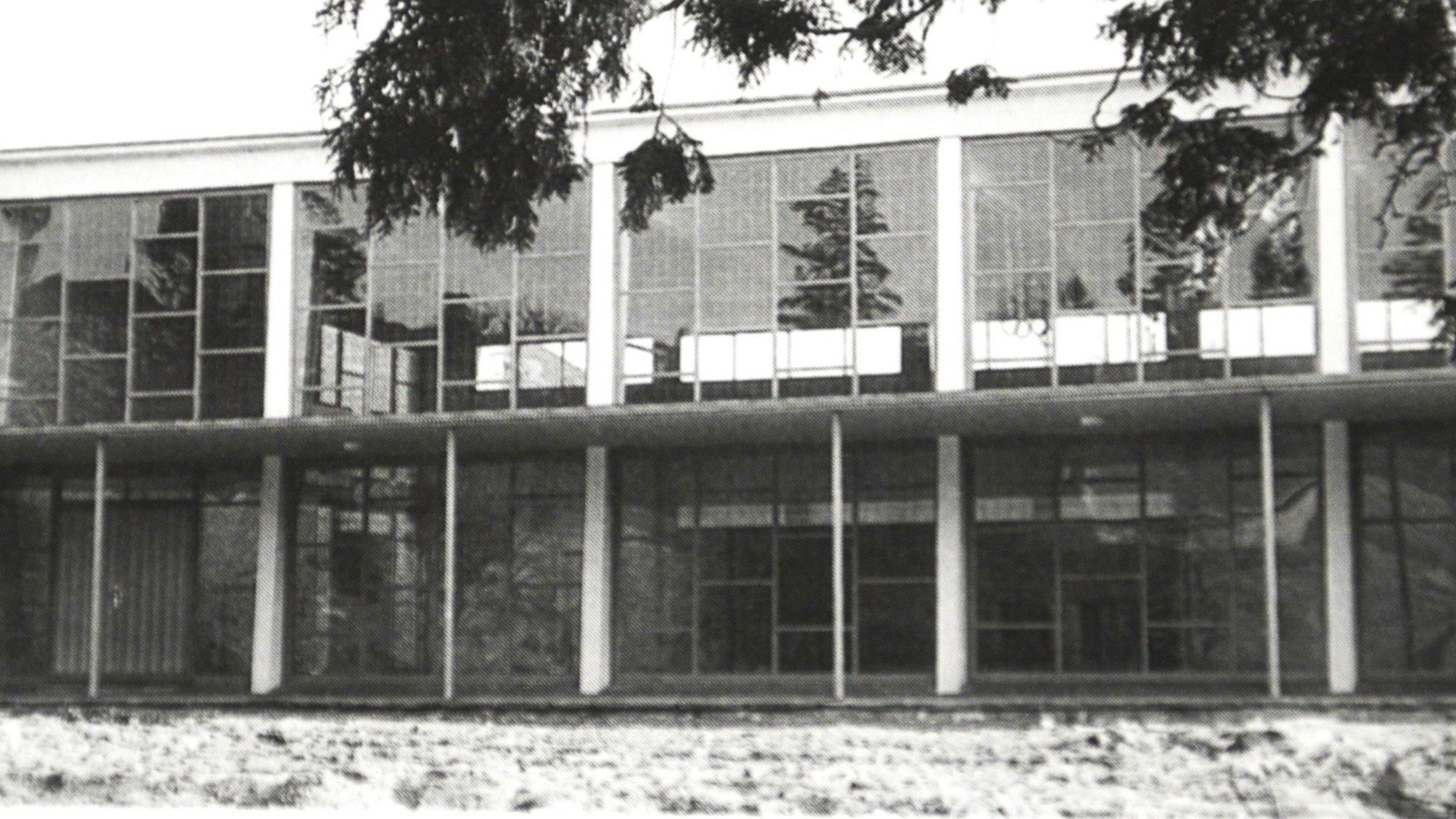 Das Bild ist eine historische Aufnahme in Schwarz-Weiß. Es zeigt den Bau der Turnhalle im Jahr 1957.
