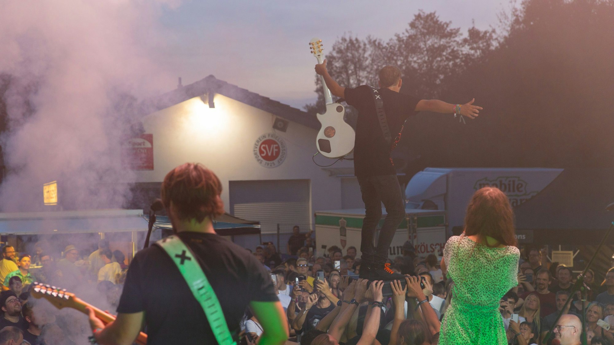Der Frontmann der Oettinger Gruppe „Stack“ Moritz Eigner lässt sich von der Menge tragen und balanciert dazu auf einem Gitarrenkoffer.