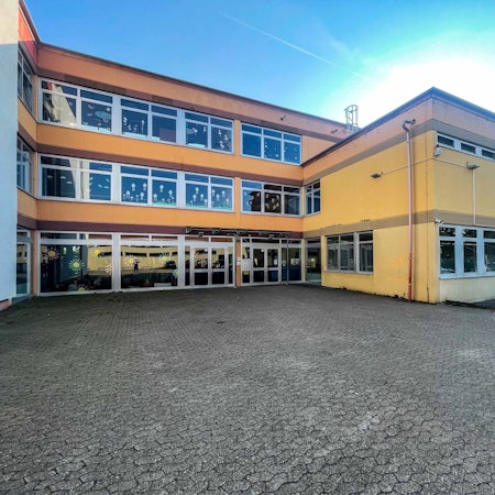 Das Bild zeigt eine Außenansicht der Matthias-Hagen-Schule.