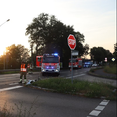 Auf dem Bild ist die Unfallstelle mit den Einsatzkräften zu sehen.