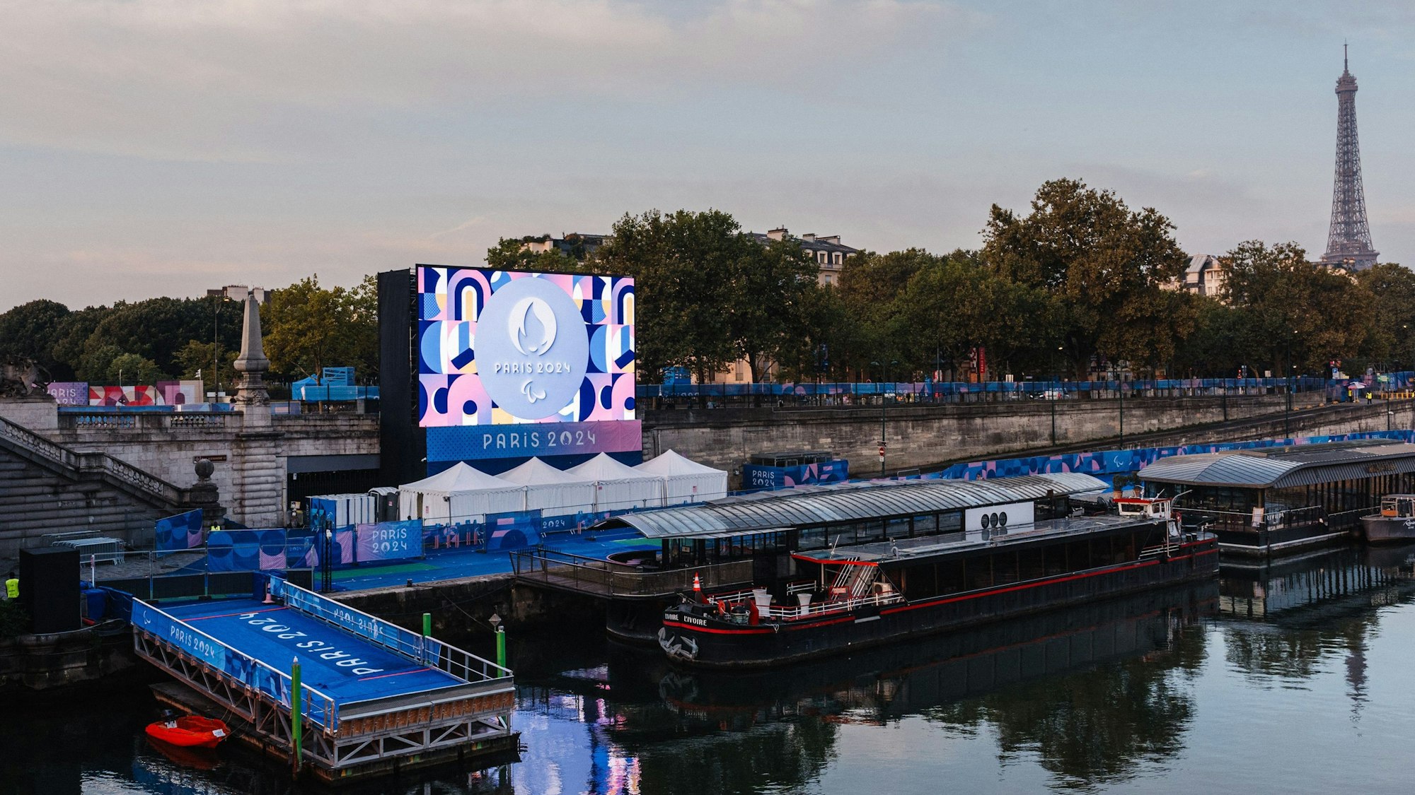 Dieses Foto vom 1. September 2024 zeigt die Seine von der Brücke Alexandre III aus, nachdem der Para-Triathlon-Wettbewerb im Rahmen der Paralympischen Spiele 2024 in Paris abgesagt wurde.