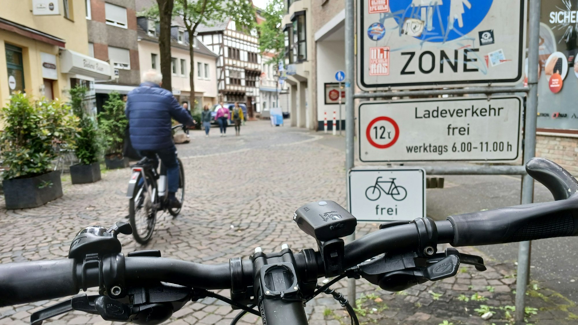 Hinweisschild Fahrräder frei an der Siegburger Fußgängerzone