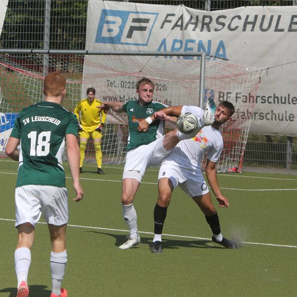 Zweikampf zwischen Leuscheids Oliver Ehrenstein (links) und dem Niederkasseler Elion Stojkaj.