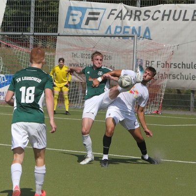 Zweikampf zwischen Leuscheids Oliver Ehrenstein (links) und dem Niederkasseler Elion Stojkaj.