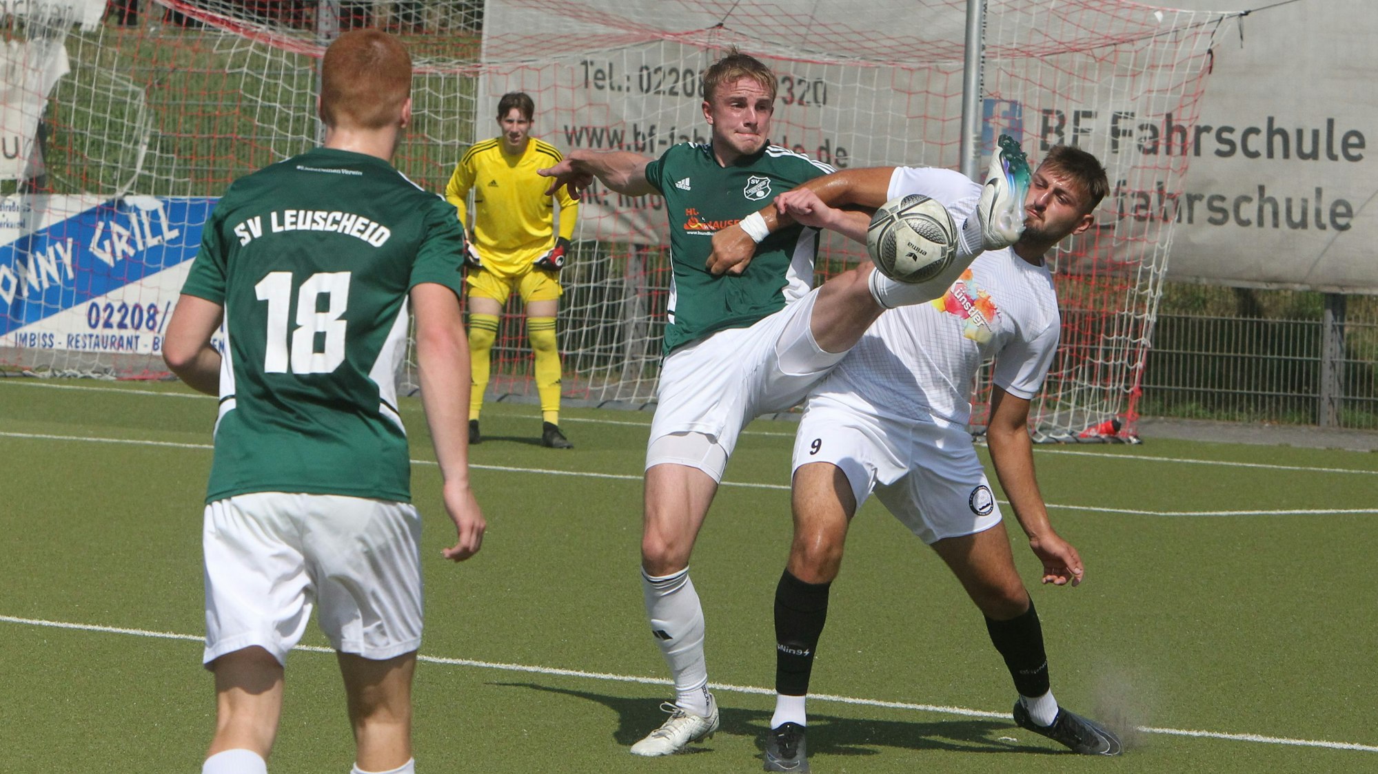 Zweikampf zwischen Leuscheids Oliver Ehrenstein (links) und dem Niederkasseler Elion Stojkaj.