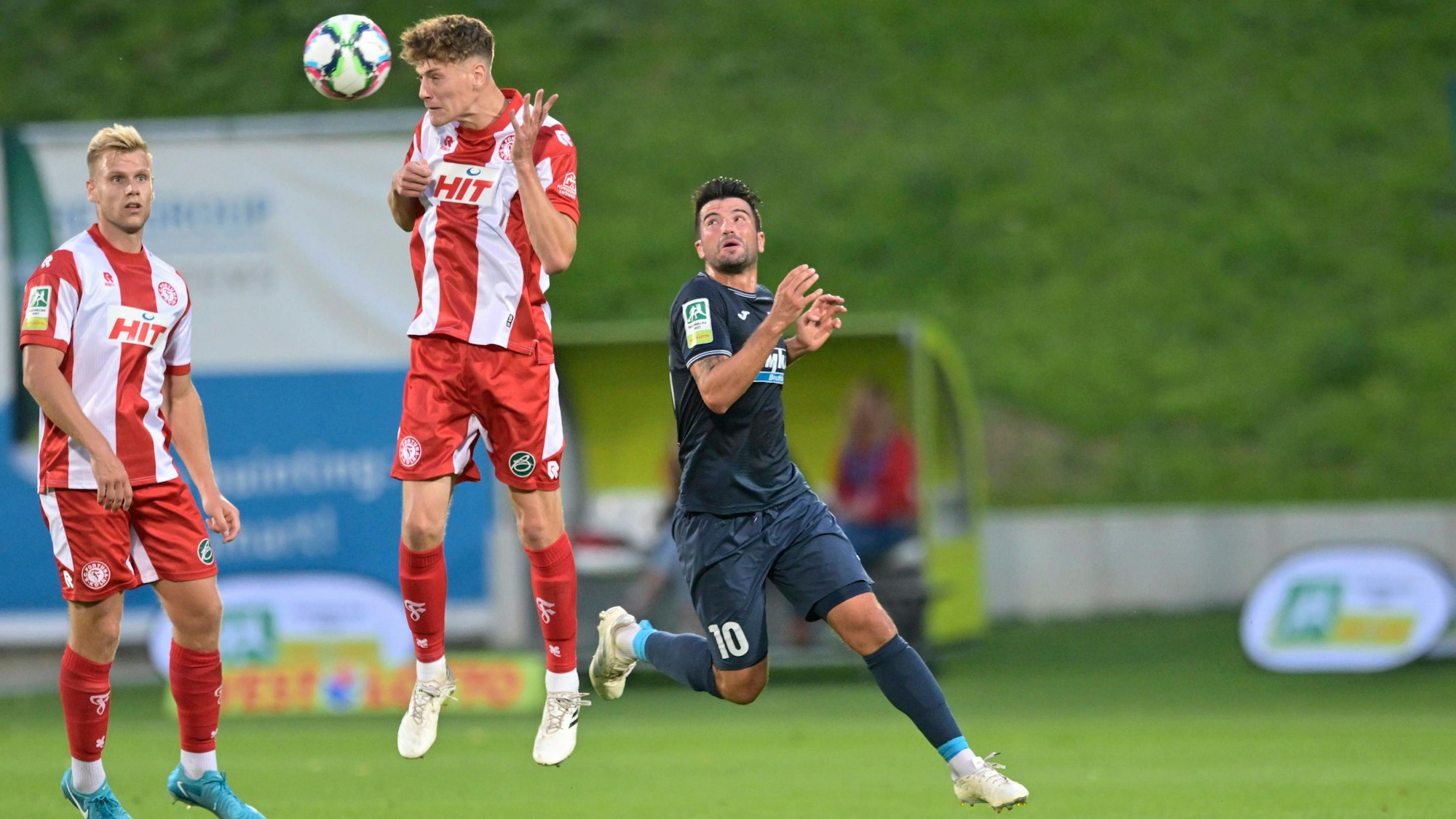 GER, Regionalliga West, Wuppertaler SV vs. Fortuna Köln / 30.08.2024, Wuppertal , Stadion am Zoo, GER, Regionalliga West, Wuppertaler SV vs. Fortuna Köln DFB- Regionalliga West regulations prohibit any use of photographs as image sequences and/or quasi-video im Bild Seymour Fünger Fort. Köln 5 mit dem Kopfball vor Marco Terrazzino Wuppertaler SV 10 . *** GER, Regionalliga West, Wuppertaler SV vs Fortuna Köln 30 08 2024, Wuppertal , Stadion am Zoo, GER, Regionalliga West, Wuppertaler SV vs Fortuna Köln DFB Regionalliga West regulations prohibit any use of photographs as image sequences and or quasi video in the picture Seymour Fünger Fort Köln 5 with the header in front of Marco Terrazzino Wuppertaler SV 10 NordphotoxGmbHx/xFreund nph00018