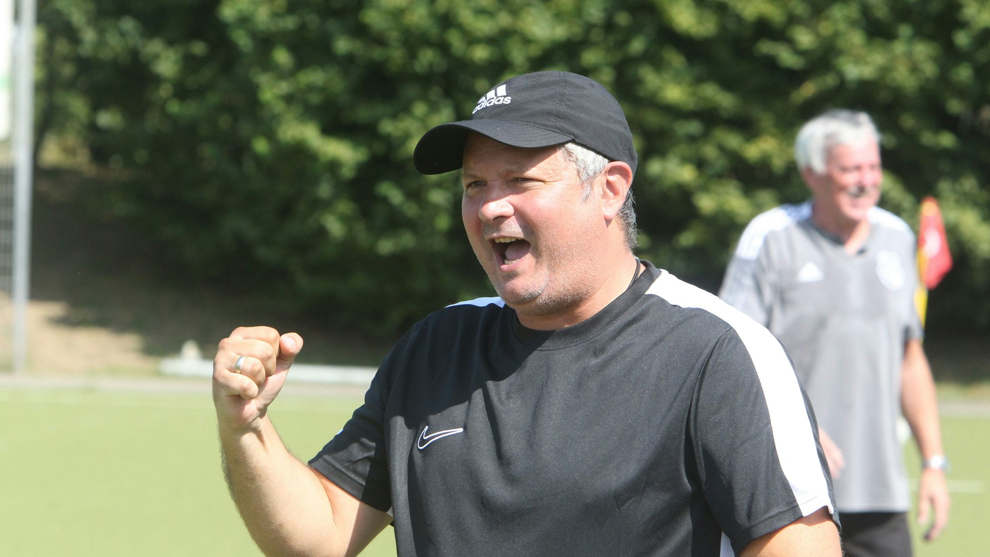Leuscheids Trainer Slobodan Kresovic bejubelt das 3:1.