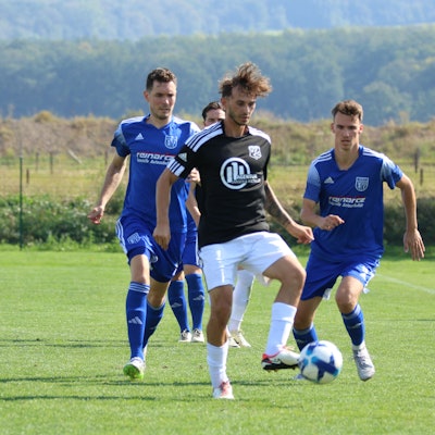 Wißkirchens Kaloyan Petrov hat den Ball, hier gegen Langerwehe.