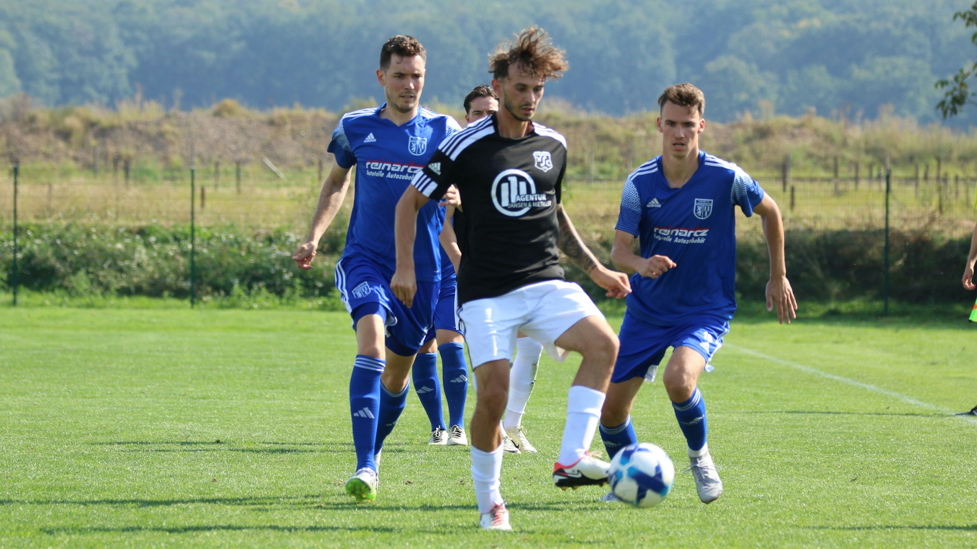 Wißkirchens Kaloyan Petrov hat den Ball, hier gegen Langerwehe.