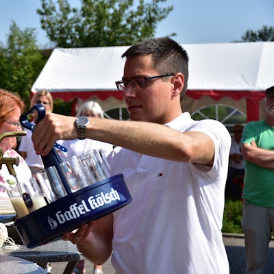Ein Mann mit einem Kranz Kölsch