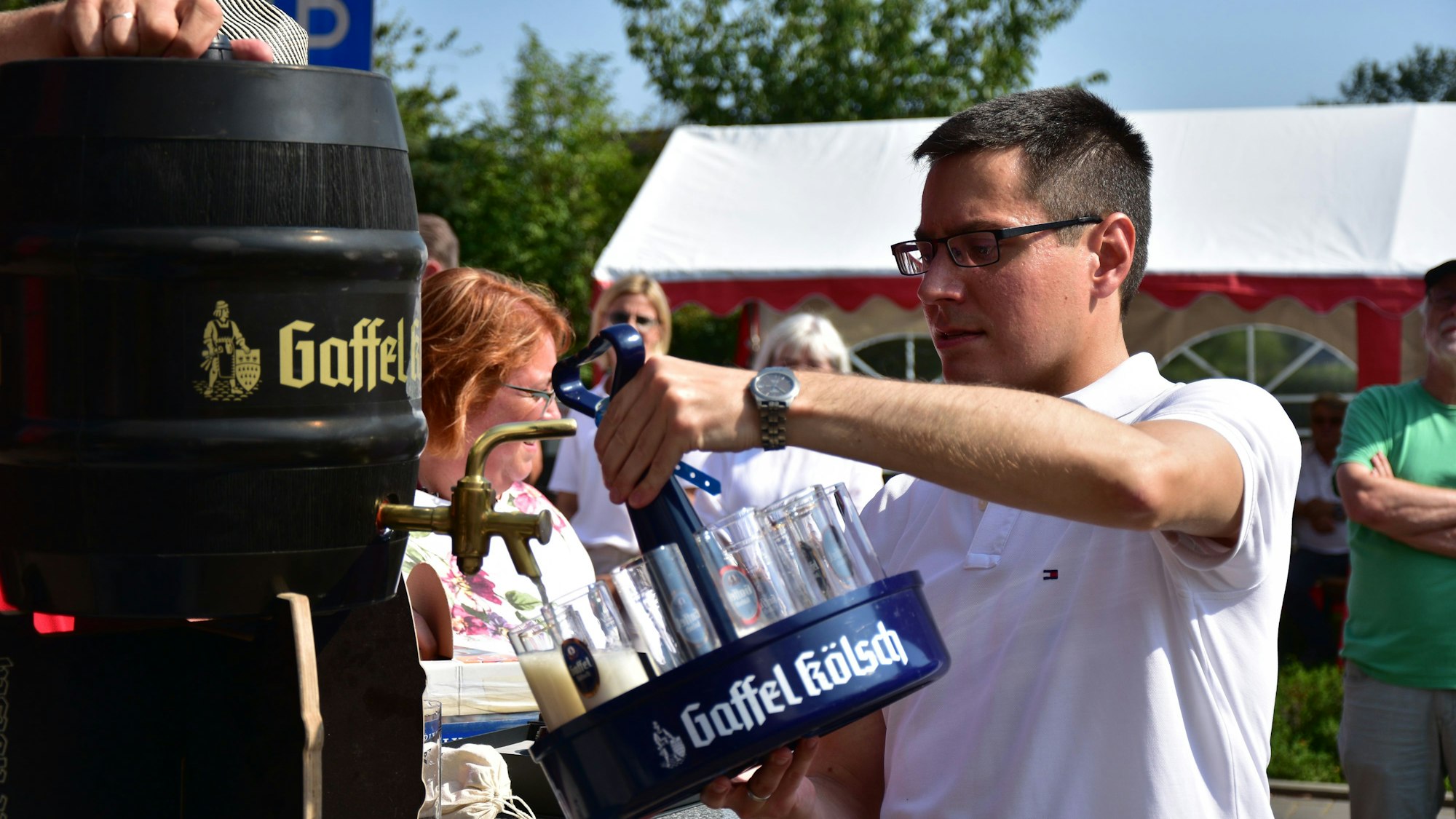 Ein Mann mit einem Kranz Kölsch