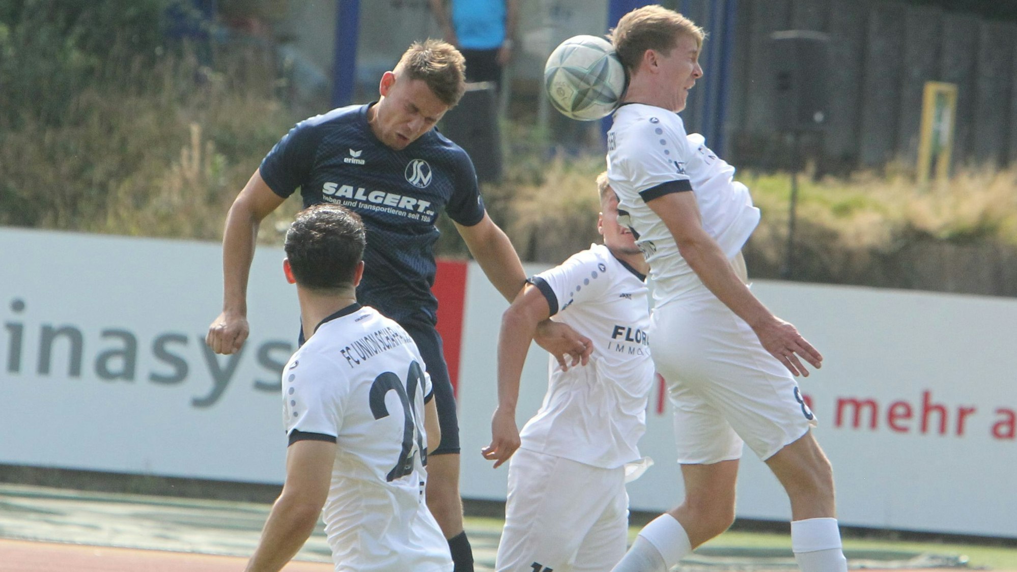 Der SIegburger Till Weingarten (links) nimmt es hier gleich mit mehreren Gegnern aus Schafhausen auf.