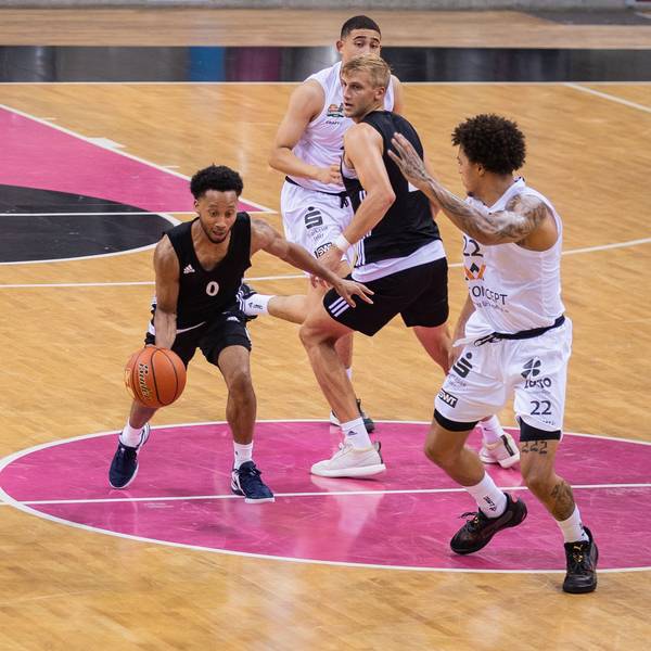 Bonns Darius McGhee (2.v.l.) kann nicht nur mit dem Ball umgehen, sondern auch stark aus der Distanz abschließen.