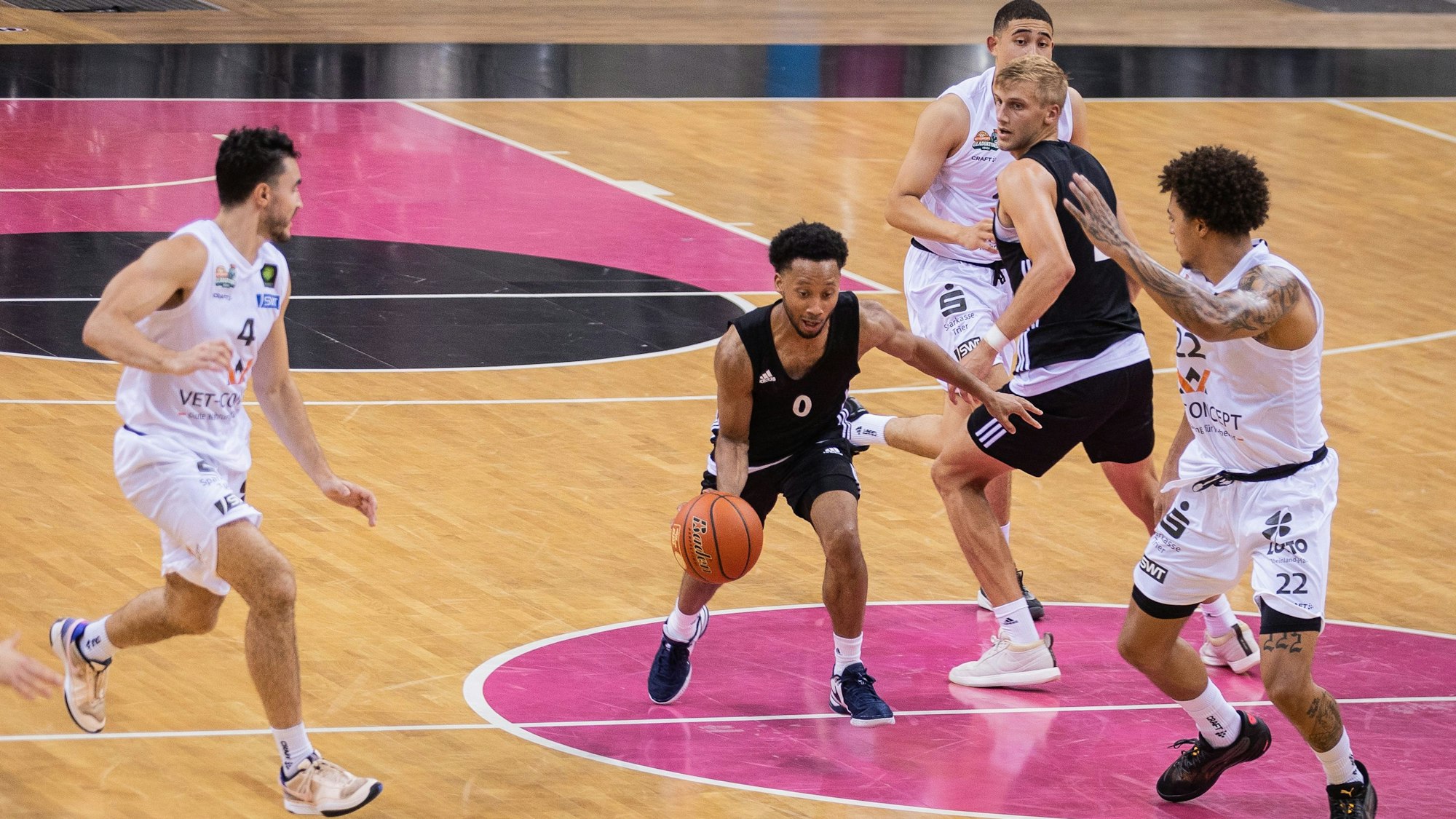 Bonns Darius McGhee (2.v.l.) kann nicht nur mit dem Ball umgehen, sondern auch stark aus der Distanz abschließen.
