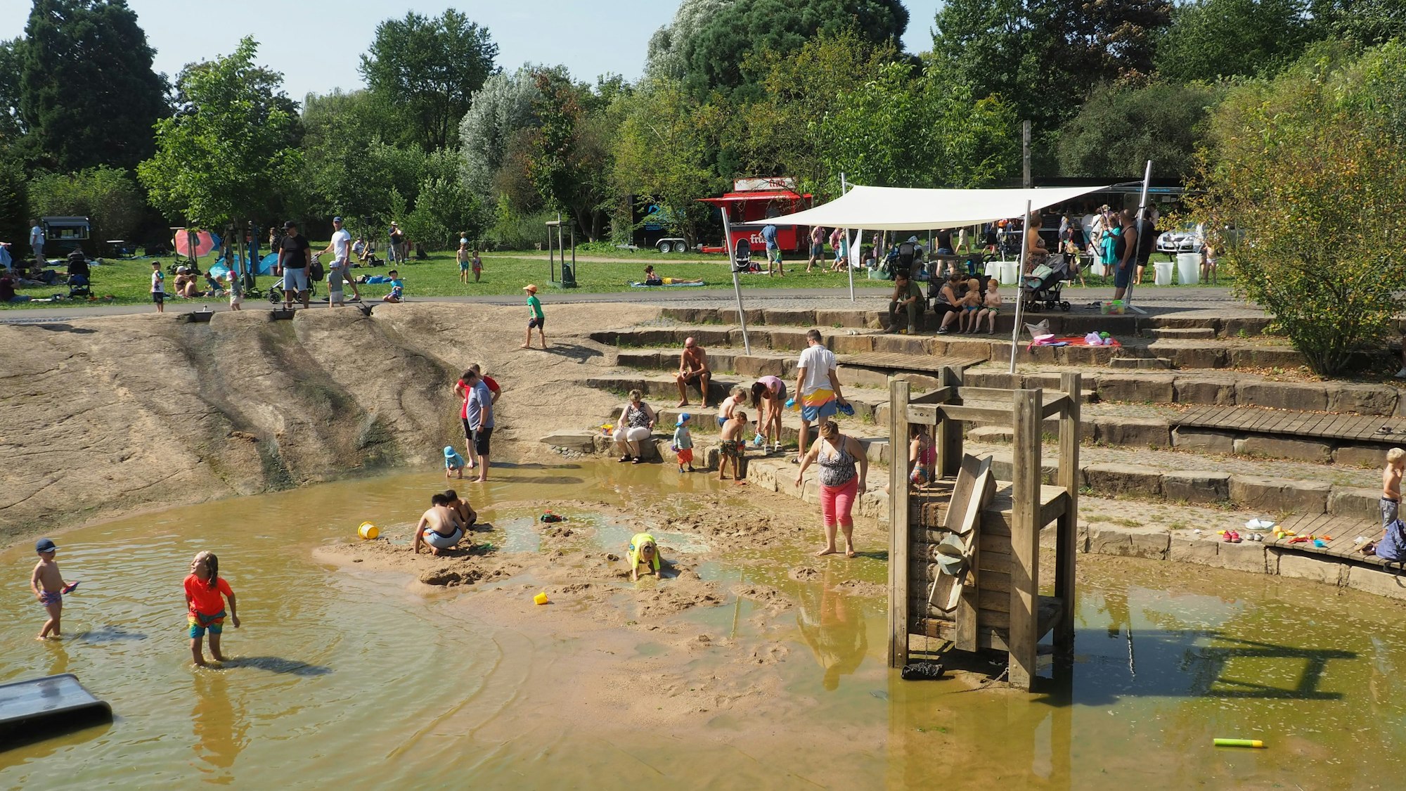 Auf dem Bild ist der Wasserpark des Naturparkzentrums zu sehen.