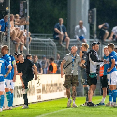 30.08.24, Fussball: 3. Liga, Saison 2024/2025, 04. Spieltag, Viktoria Koeln 1904 e.V.vs. F.C. Hansa Rostock im Sportpark Hoehenberg in Koeln. Nach der Niederlage stellen sich die Spieler von Hansa Rostock den enttaeuschten Fans. Wichtiger Hinweis: Gemaess den Vorgaben der DFL Deutsche Fussball Liga bzw. des DFB Deutscher Fussball-Bund ist es untersagt, in dem Stadion und/oder vom Spiel angefertigte Fotoaufnahmen in Form von Sequenzbildern und/oder videoaehnlichen Fotostrecken zu verwerten bzw. verwerten zu lassen. Foto: Kirchner-Media/TH *** 30 08 24, Soccer 3 Liga, Season 2024 2025, 04 Matchday, Viktoria Koeln 1904 e V vs F C Hansa Rostock at Sportpark Hoehenberg in Koeln After the defeat, the players of Hansa Rostock face the disappointed fans Important note According to the regulations of the DFL German Football League or the DFB German Football Association, it is prohibited, to utilize or have utilized photographs taken in the stadium and / or of the match in the form of sequential images and / or video-like photo series Foto Kirchner Media TH Copyright: xKirchner-Media/THx