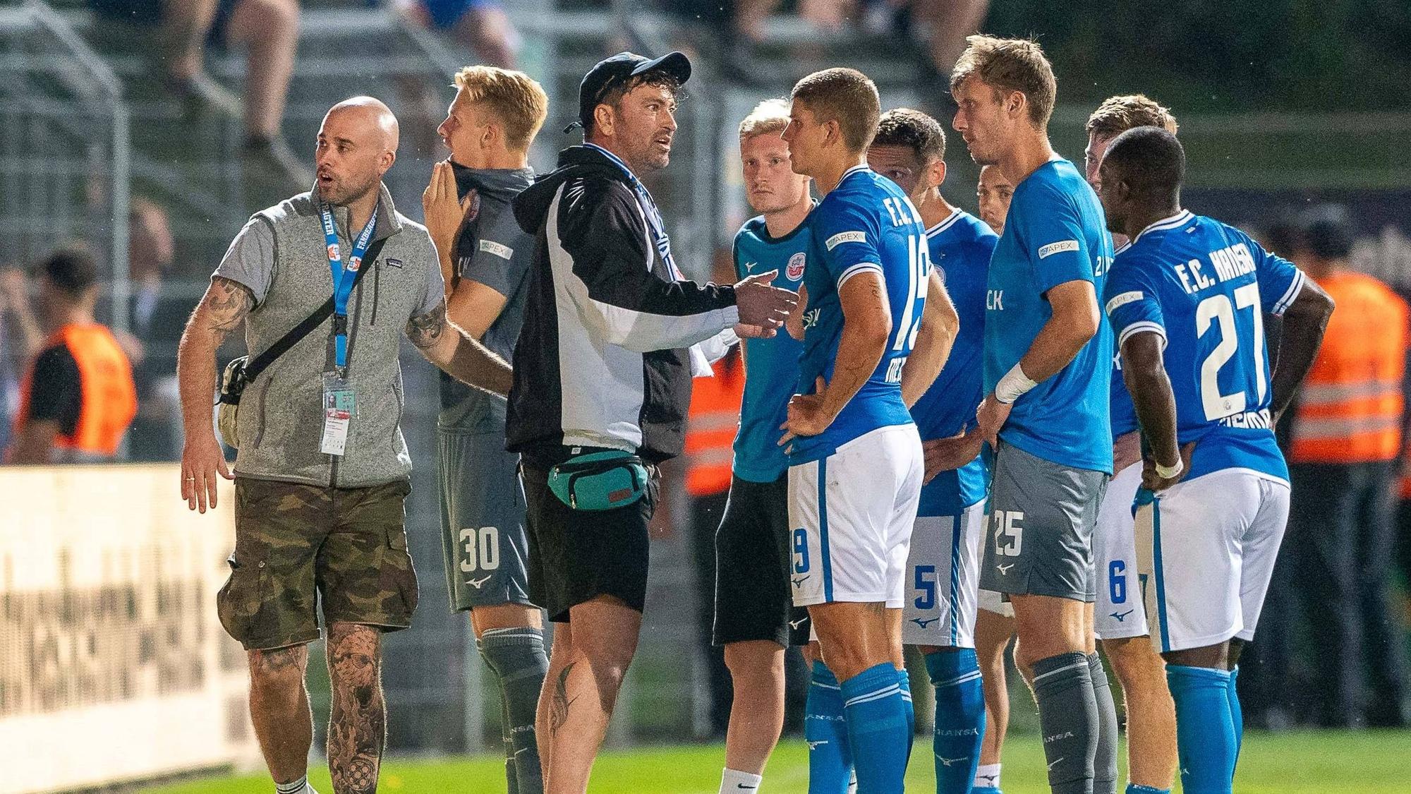 30.08.24, Fussball: 3. Liga, Saison 2024/2025, 04. Spieltag, Viktoria Koeln 1904 e.V.vs. F.C. Hansa Rostock im Sportpark Hoehenberg in Koeln. Nach der Niederlage stellen sich die Spieler von Hansa Rostock den enttaeuschten Fans. Wichtiger Hinweis: Gemaess den Vorgaben der DFL Deutsche Fussball Liga bzw. des DFB Deutscher Fussball-Bund ist es untersagt, in dem Stadion und/oder vom Spiel angefertigte Fotoaufnahmen in Form von Sequenzbildern und/oder videoaehnlichen Fotostrecken zu verwerten bzw. verwerten zu lassen. Foto: Kirchner-Media/TH *** 30 08 24, Soccer 3 Liga, Season 2024 2025, 04 Matchday, Viktoria Koeln 1904 e V vs F C Hansa Rostock at Sportpark Hoehenberg in Koeln After the defeat, the players of Hansa Rostock face the disappointed fans Important note According to the regulations of the DFL German Football League or the DFB German Football Association, it is prohibited, to utilize or have utilized photographs taken in the stadium and / or of the match in the form of sequential images and / or video-like photo series Foto Kirchner Media TH Copyright: xKirchner-Media/THx