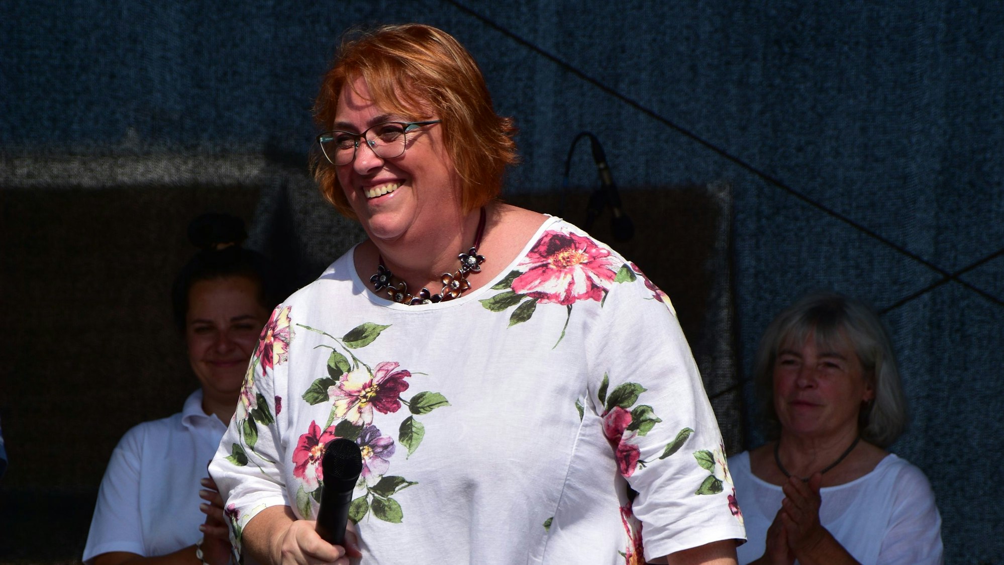 Eine Frau mit einem Mikrofon in der Hand