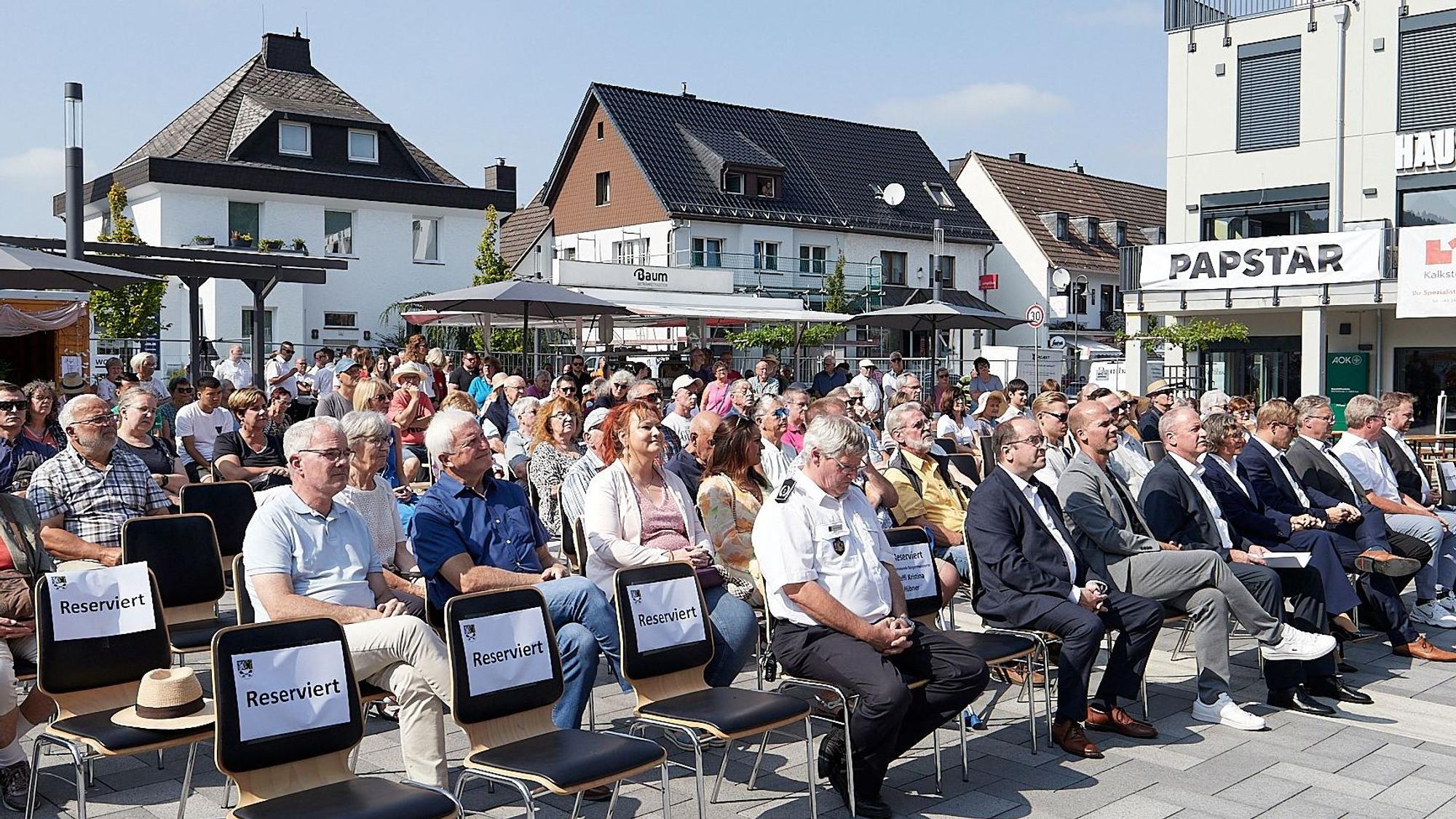 Die Teilnehmer sitzen auf den Stühlen, die in mehreren Reihen aufgestellt worden waren.
